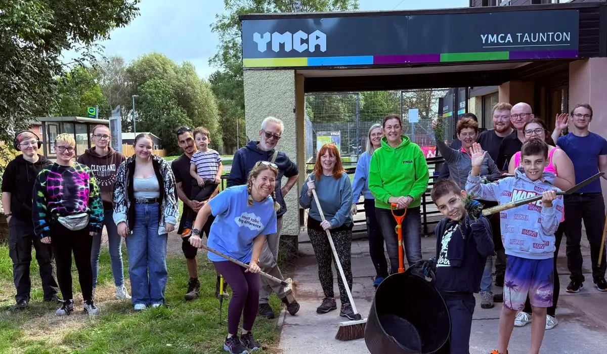 blog-trustee group shot outside